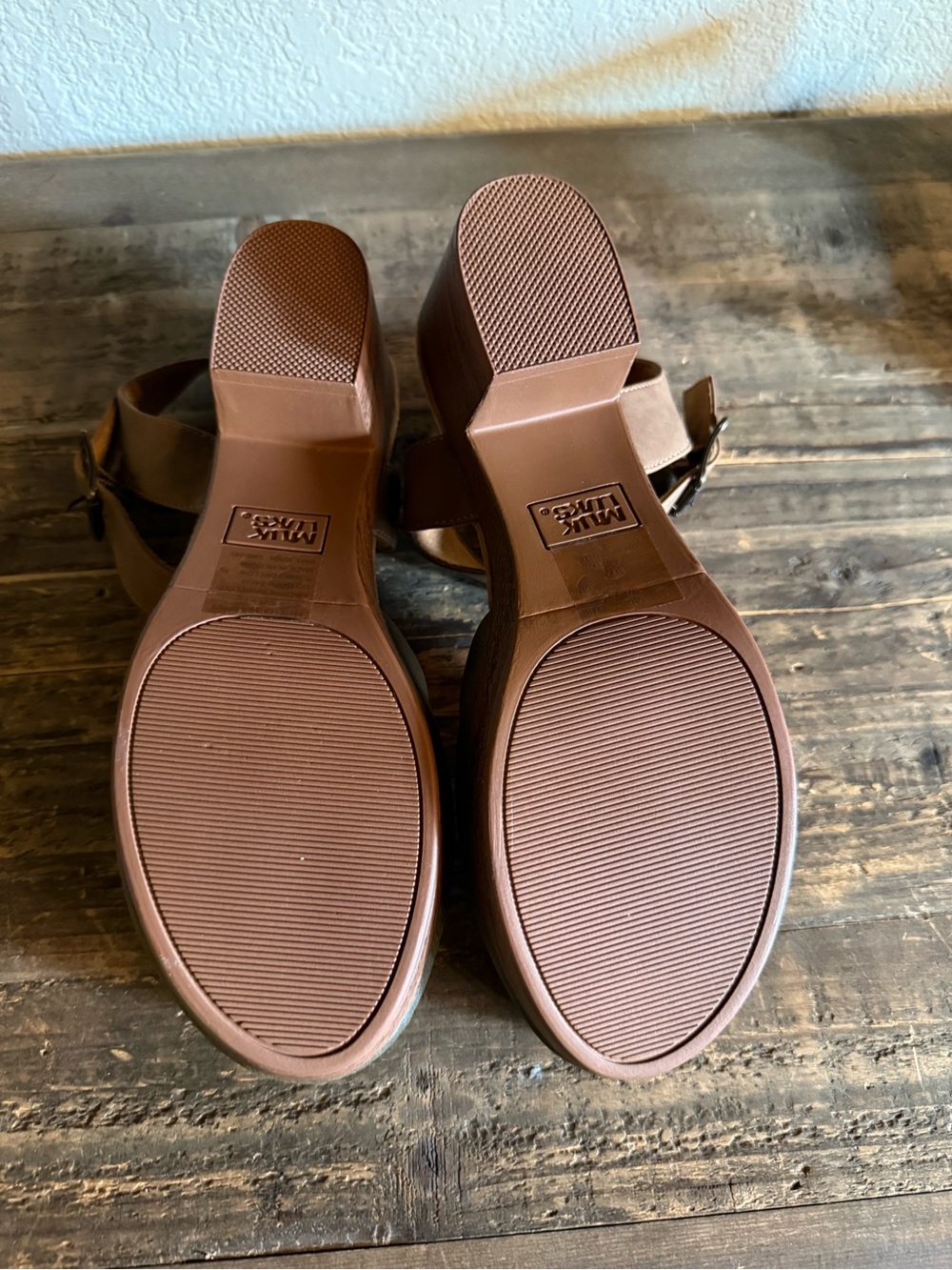 Women’s Muk Luk clogs Ankle-Strap Flats in Olive and Tan - Picture 4 of 4